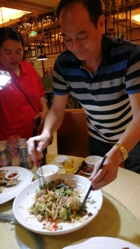 #吃喝玩乐过假期#南宁地道的柠檬鸭是这样现捞的,邕城小福楼老板展示凉拌吃法。