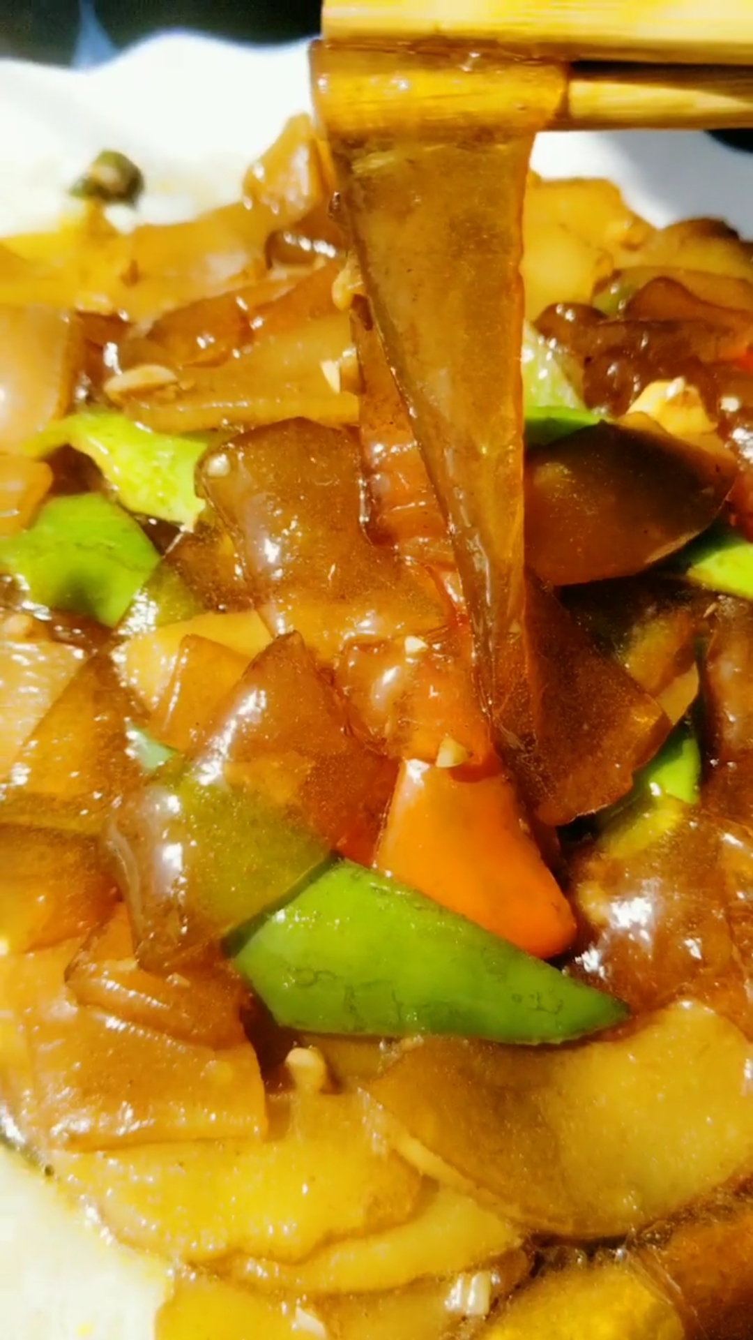 老黄瓜炒粉皮,这样子你一定会多吃两碗饭。