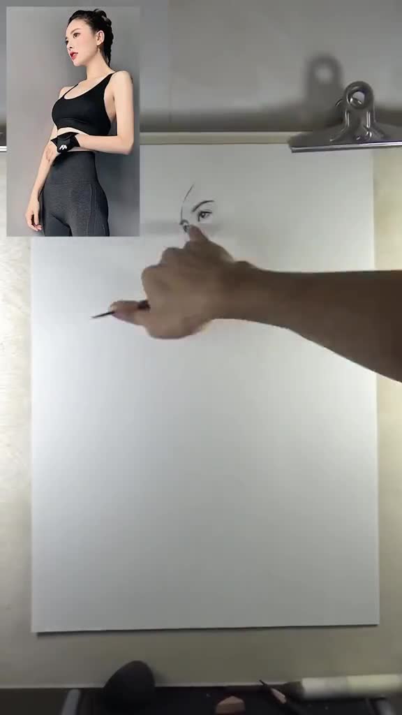 画一个简简单单的运动风小姐姐#画画,#手绘,#素描