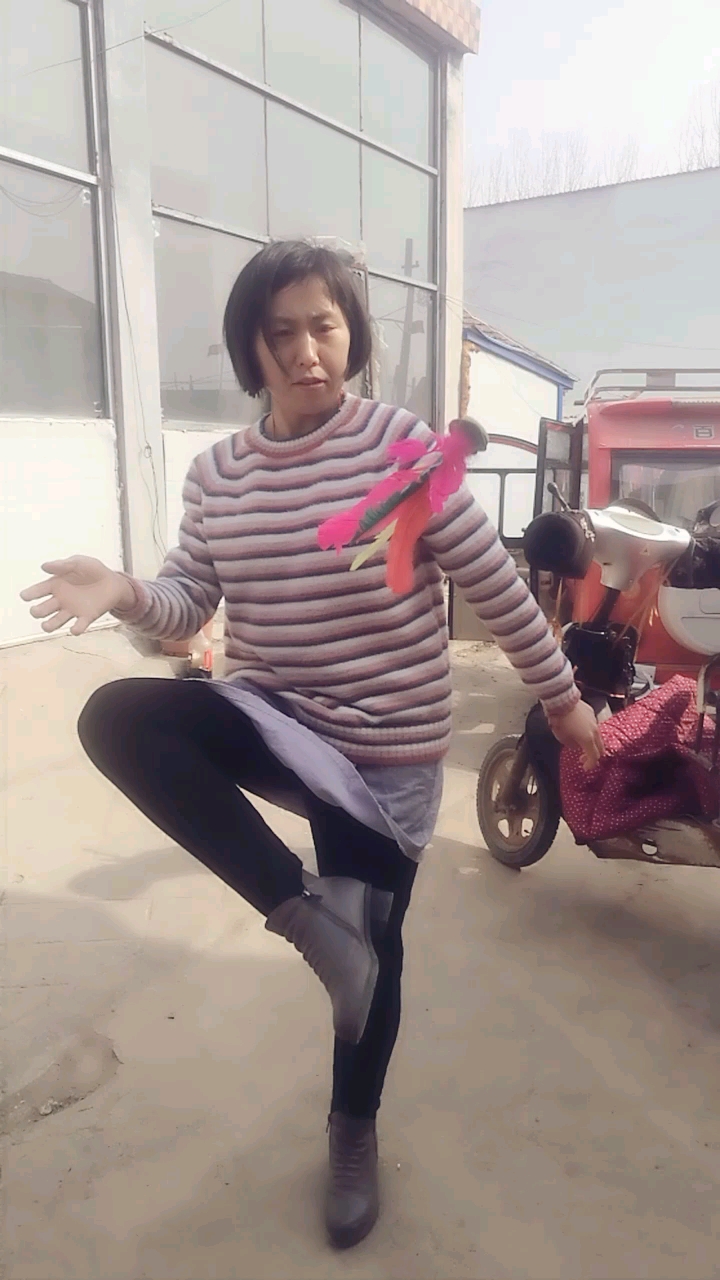小女踢鸡毛毽子