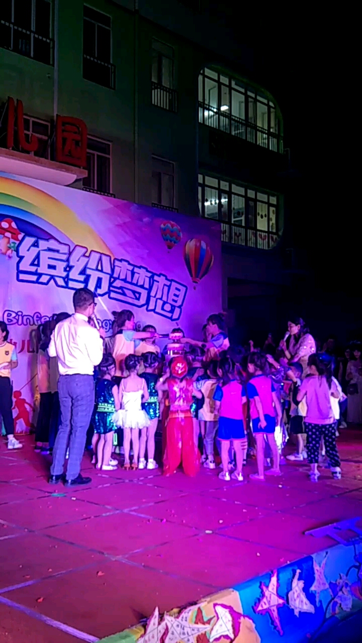 #我要过六一#园长为孩子们定的多层奶油蛋糕