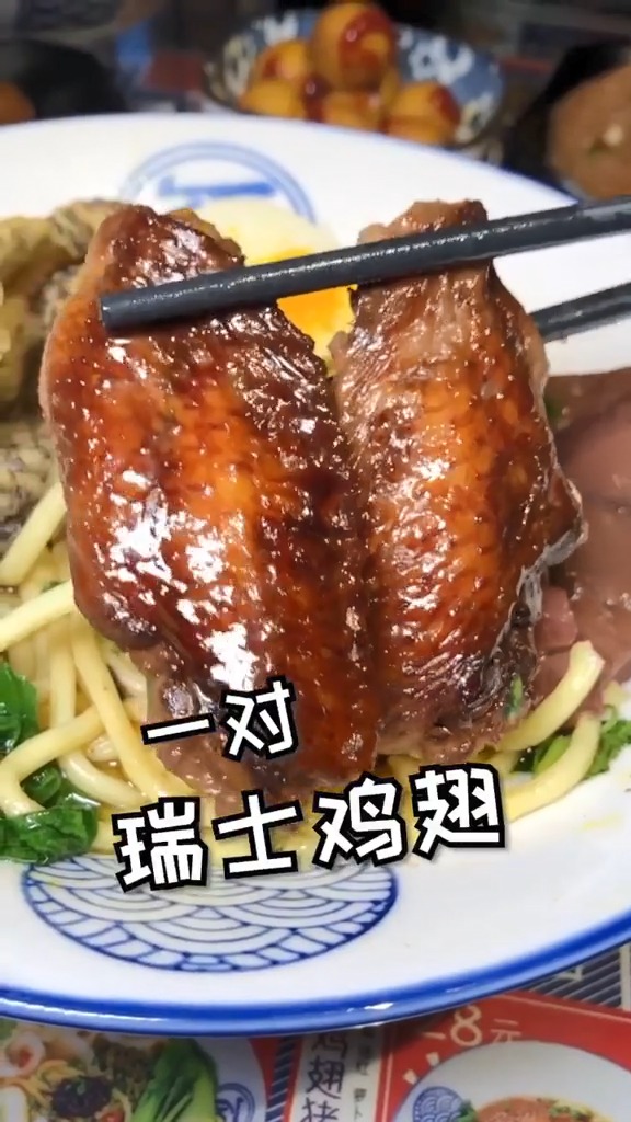 这家店真够迷你的,面倒是很大份