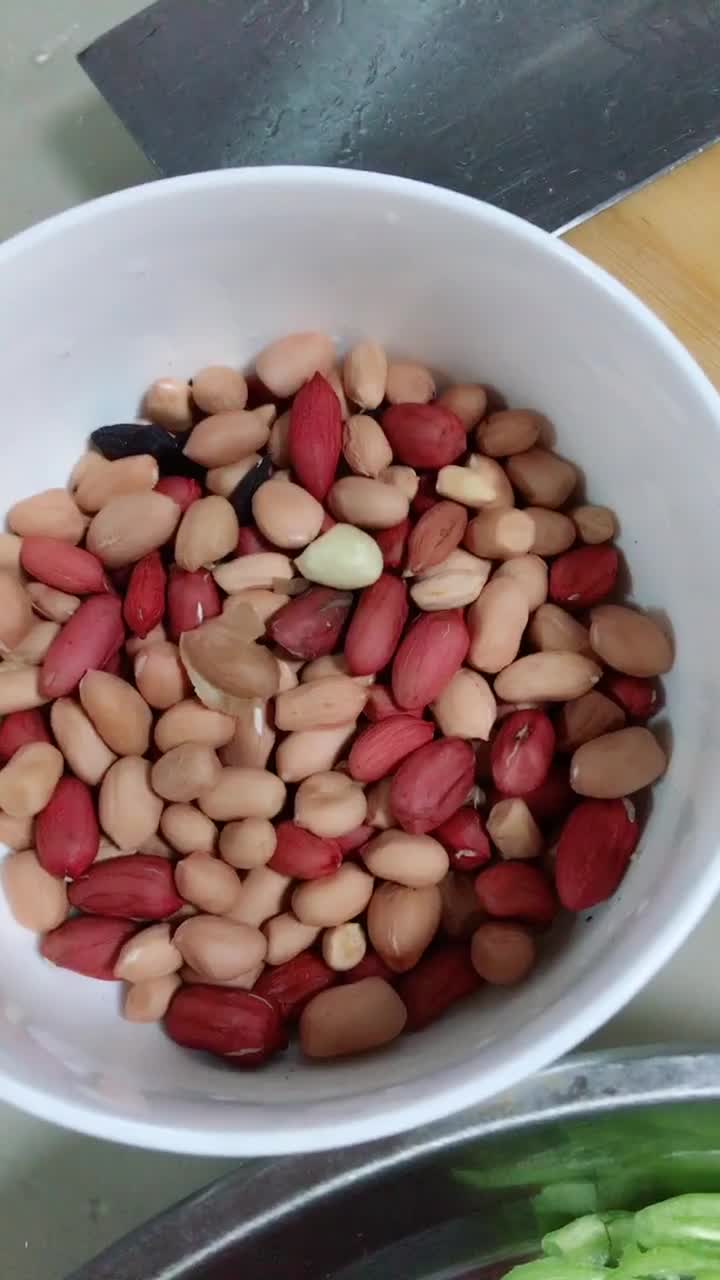 凉拌腐竹,腐竹花生米事先泡好,腐竹,芹菜