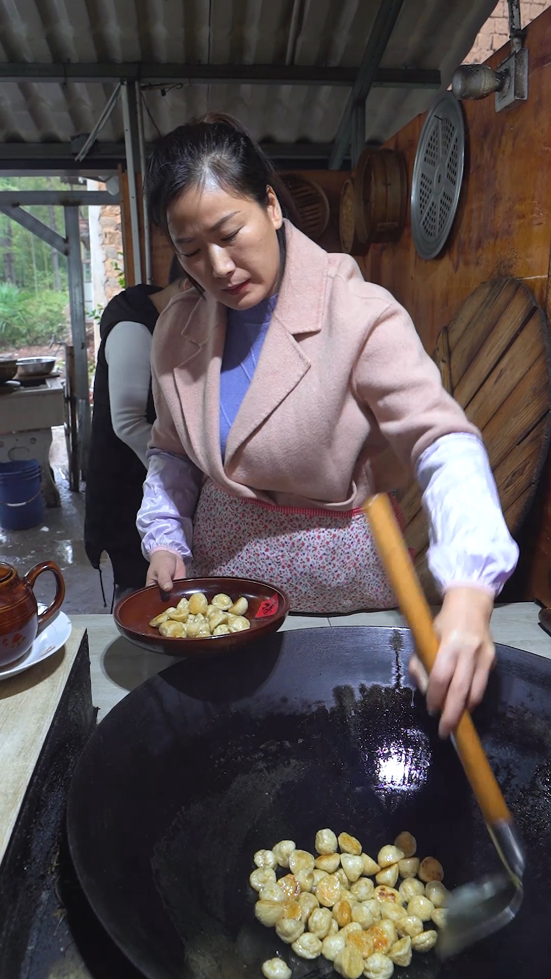 #美食#看见朋友对我寄出去的肉丸鱼丸这么满意,我和奶奶都特别开心!今天炒个香辣鱼丸