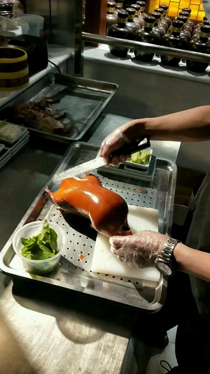 香酥不腻的北京吊炉烤鸭吃上一口满嘴留香