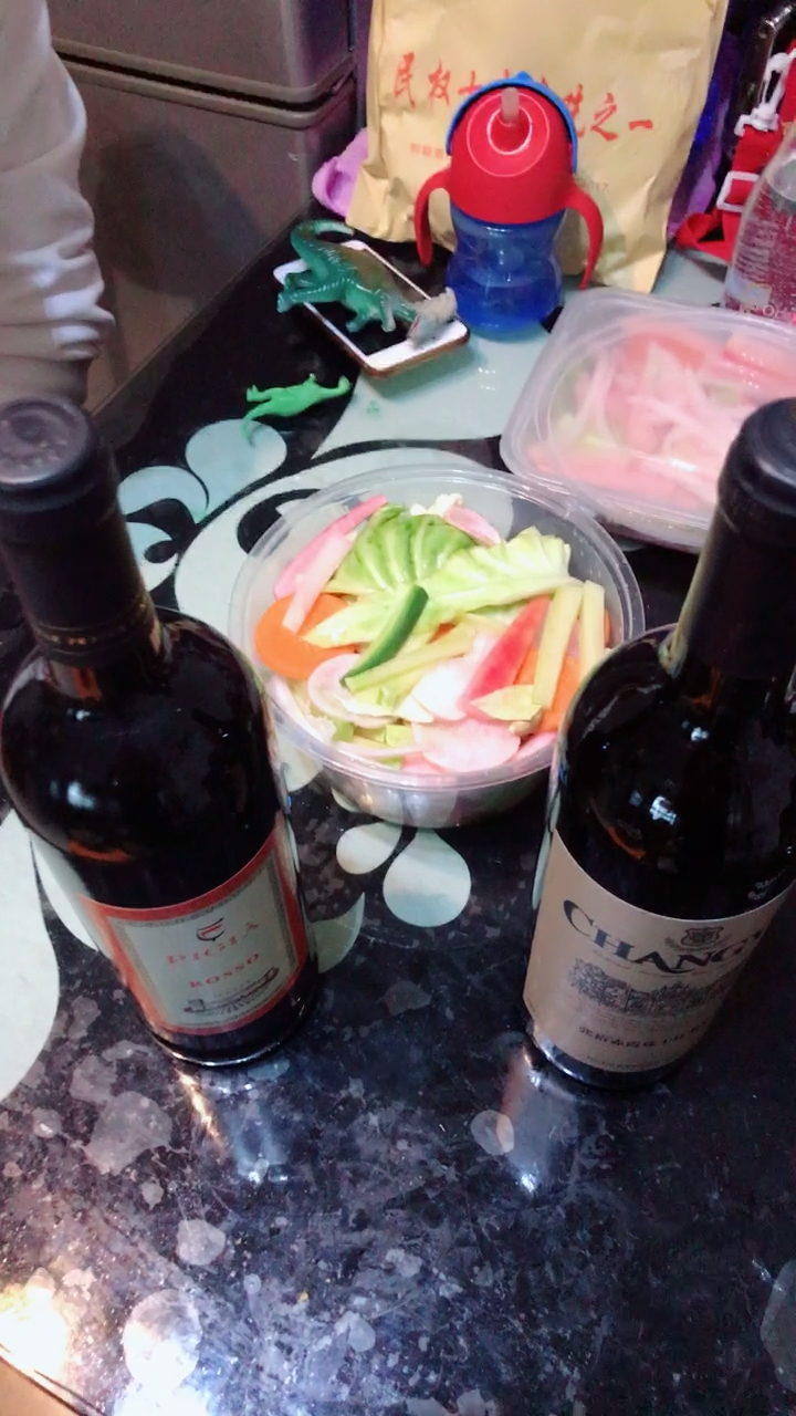 今晚咸菜配红酒哈哈