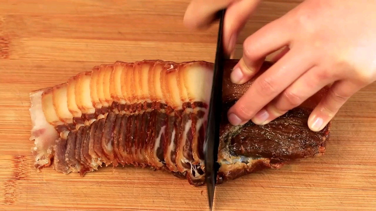  腊肉这样做太好吃了,我家一周至少吃3次,简单又下饭,待客有面子