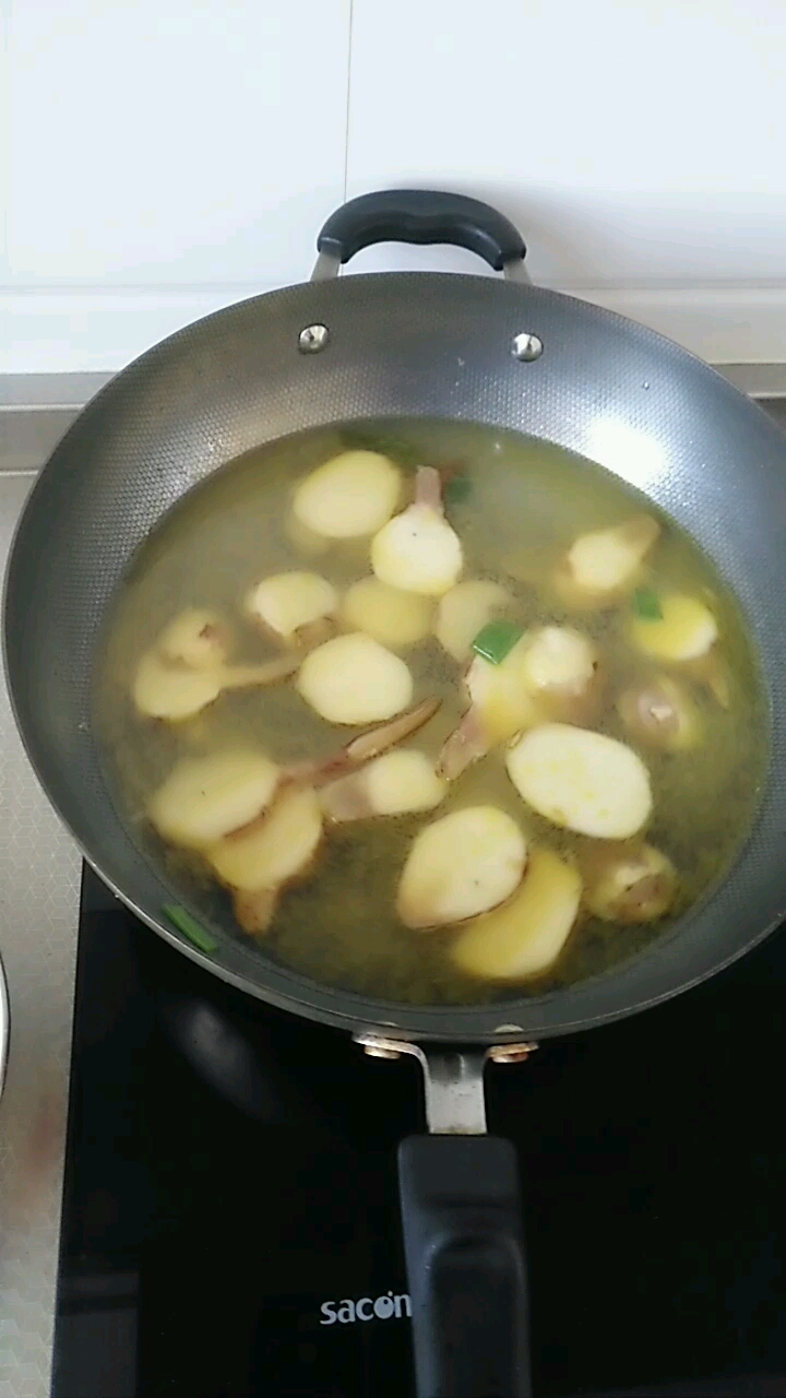 老家的茨菇汤!大咸菜烧茨菇汤,汪曾祺喜欢吃的!