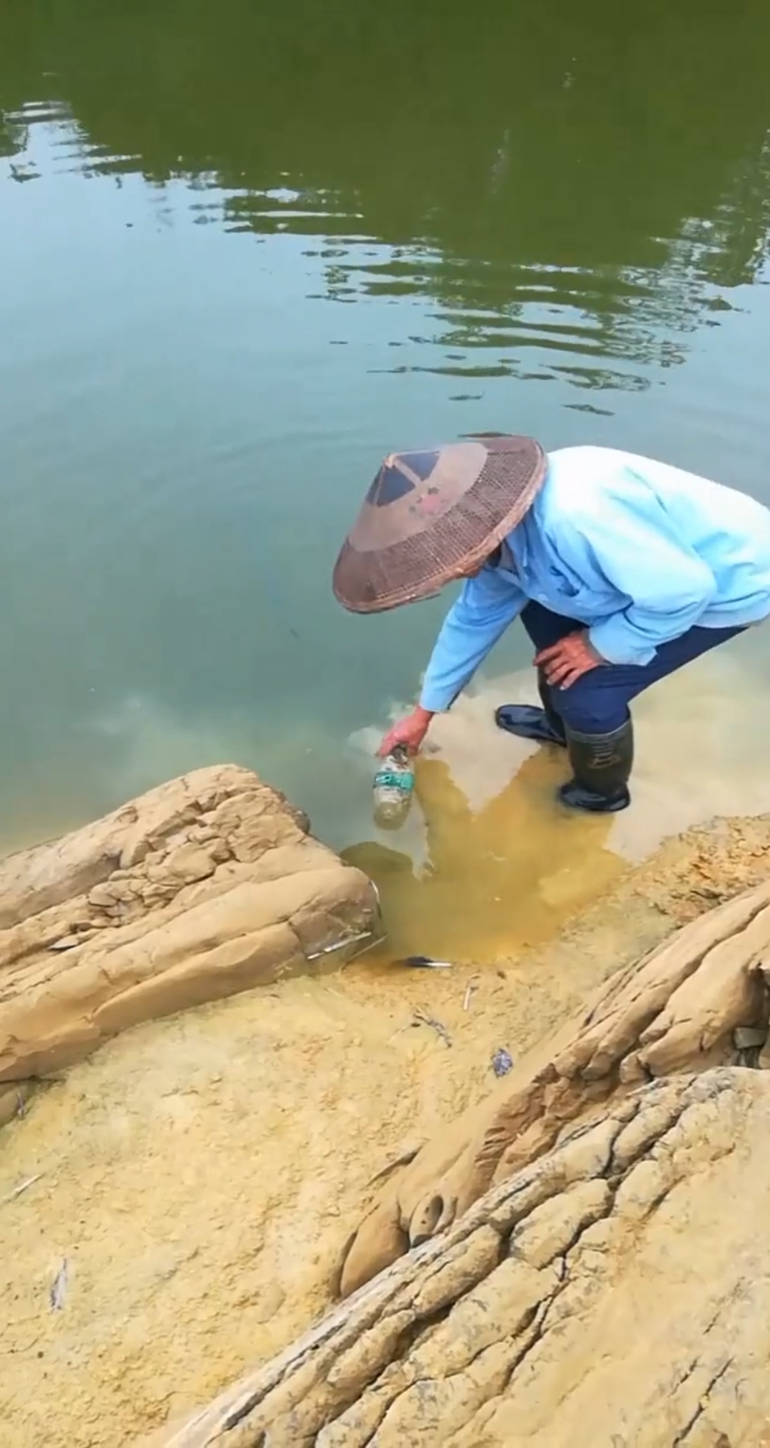 大爷用个塑料桶制作的捕鱼神器,看上去挺实用的,可惜河里没鱼。