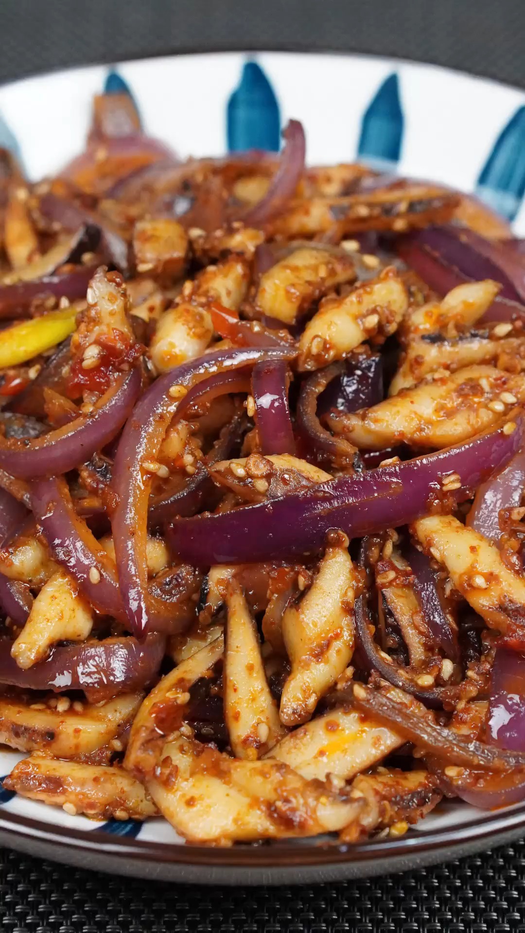 #不可辜负的美食#10块钱买的鱿鱼条,加个洋葱做一道烧烤鱿鱼条,鲜嫩爽口特别解馋