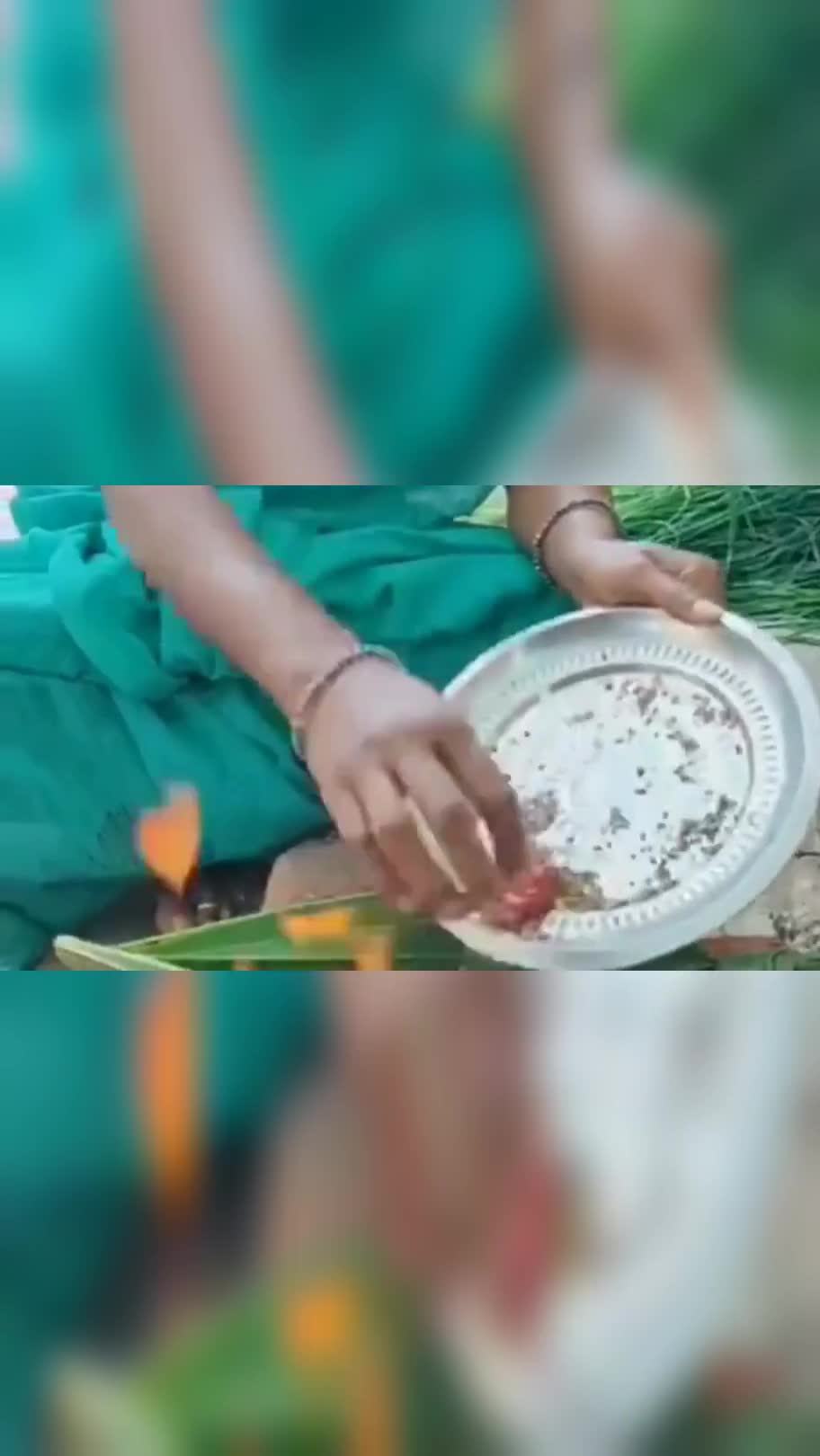 印度的咖喱饭,原来是在芭蕉叶上制作完成,难道不怕烧糊了?