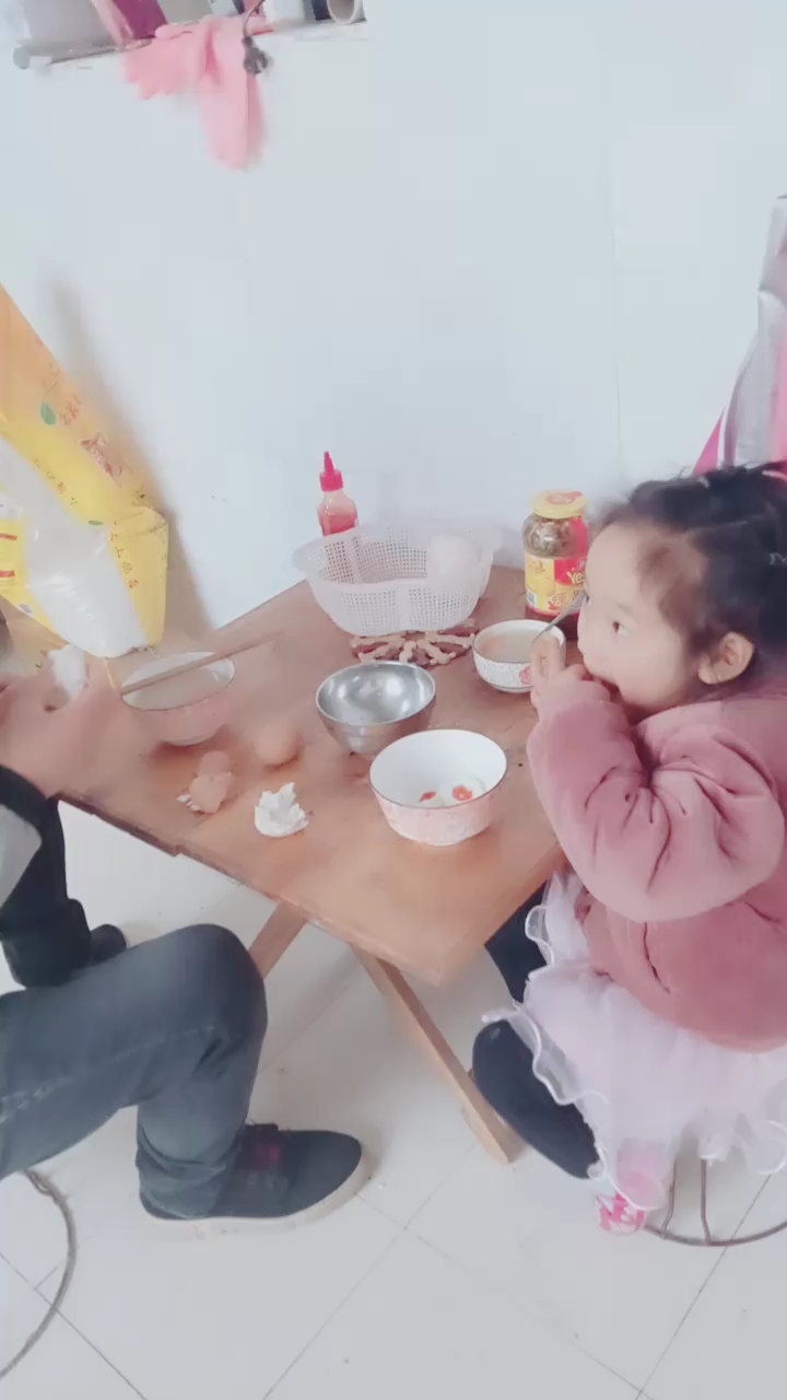 100%黑暗料理。鸡蛋上面挤上番茄酱。