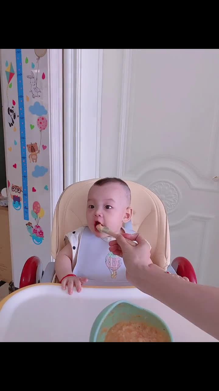 一转眼已经10个月啦!今天吃三文鱼番茄粥,酸甜开胃!想要宝宝更聪明,一周吃两次深海鱼,补充