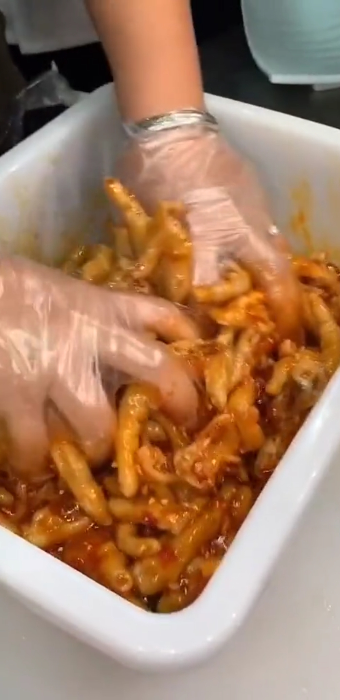 酒店鸡爪子的做法,爱吃请点双击。