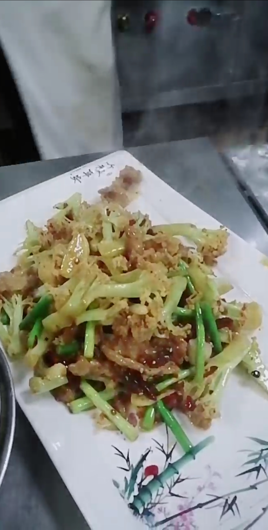 #记录我们的后厨生活#干煸有机菜花一天卖出了好多份,自己也可以在家做。