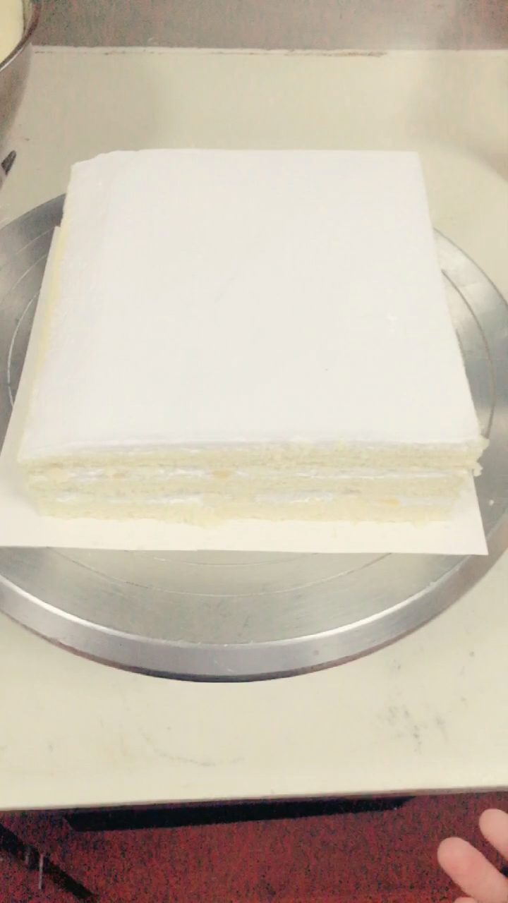 薄脆水果奶油蛋糕.满满的水果,好吃不腻,就问你想不想吃。