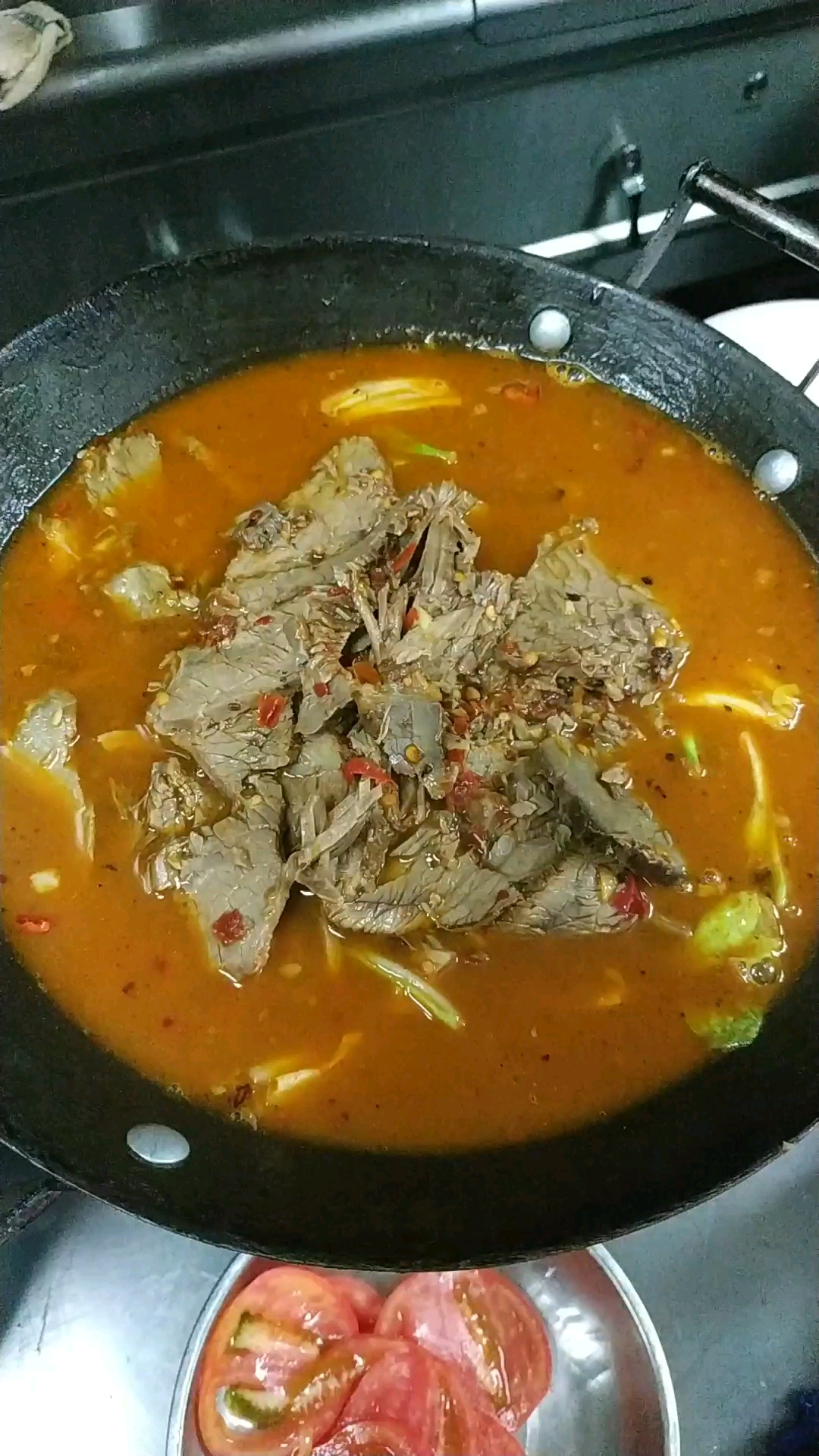 月薪只有5000的厨师做的吊锅牛肉卖相还可以,路过的朋友点赞都发大财。