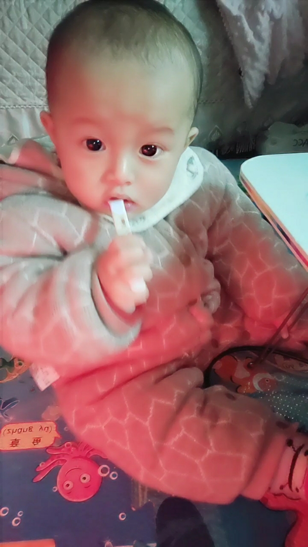弟弟长牙齿了,牙肉痒