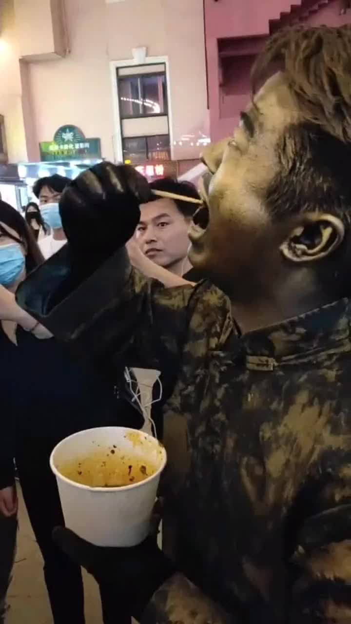 铜人当街吃臭豆腐,这表情,都能做表情包了!