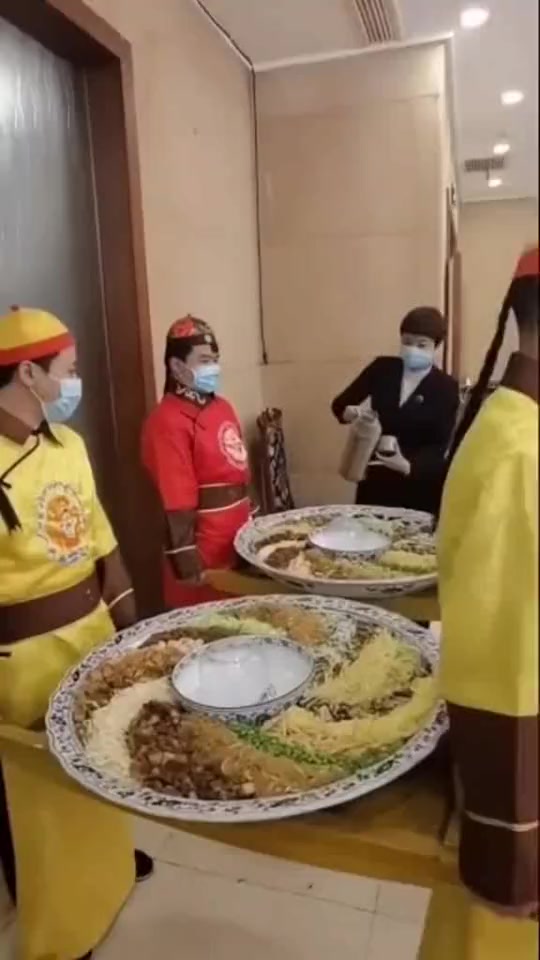 #搞笑段子#为提高菜价,酒店想出这招,赚了个盆满钵满!