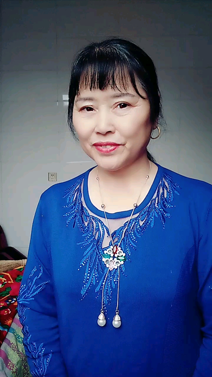 谜语,头戴红帽子。身穿五彩衣。从来不唱戏。喜欢吊嗓子。打一动物。