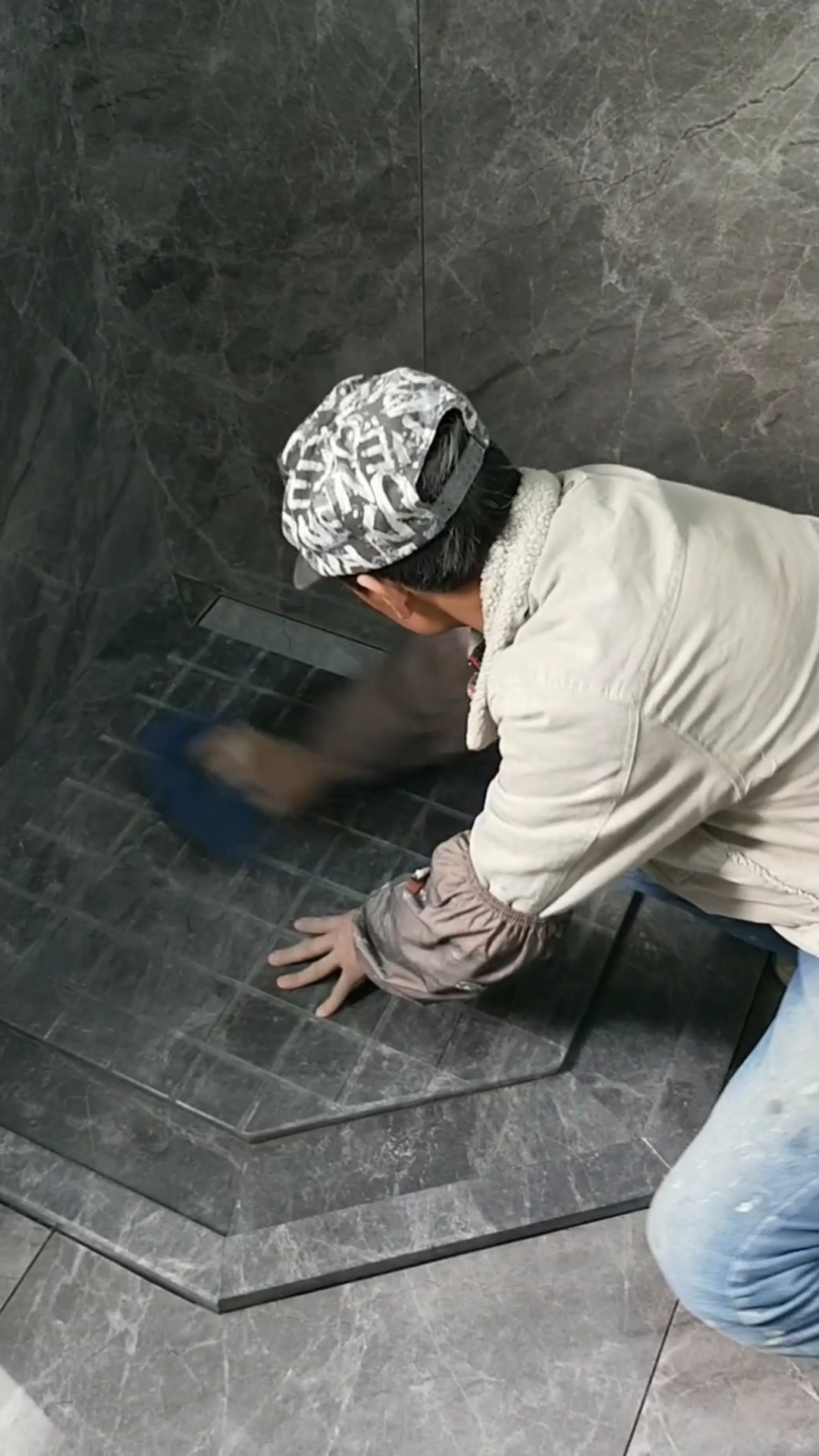 主卫钻石型淋浴房地面大理石贴好了