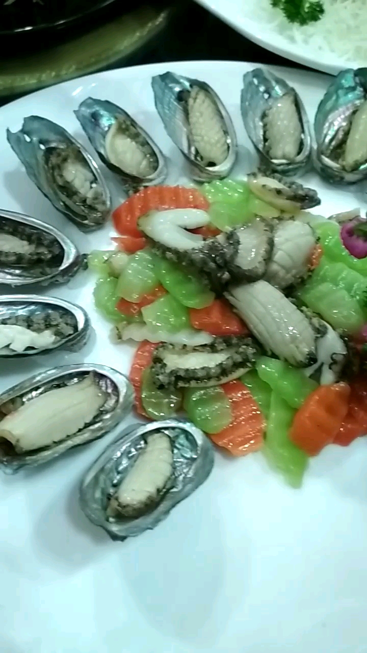 摆盘精致,雕刻漂亮的鲍鱼来了。