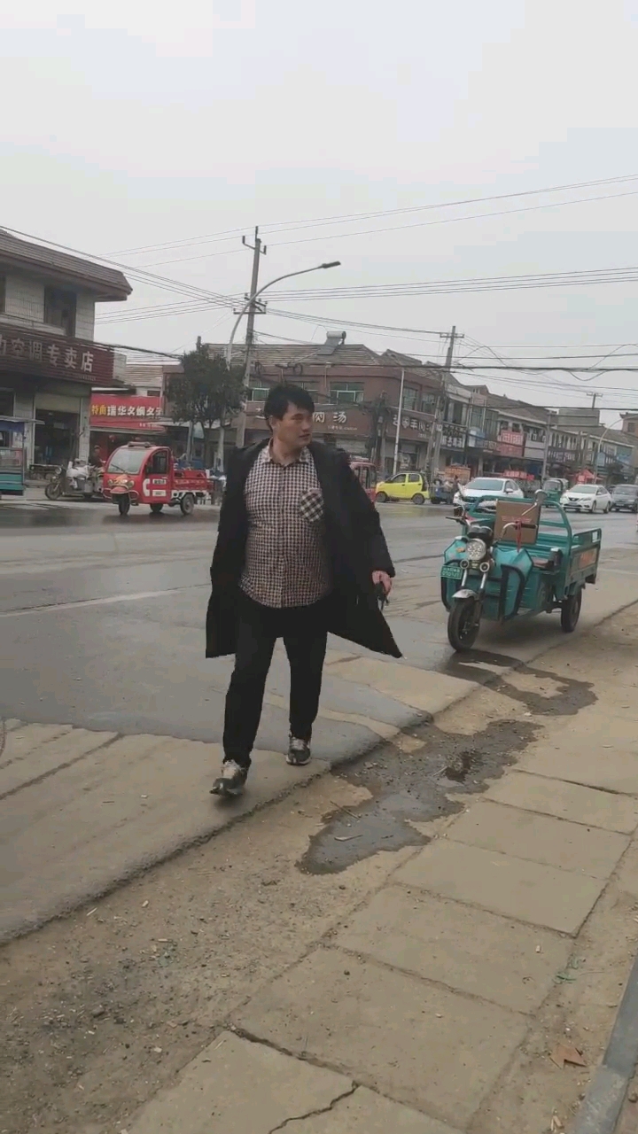大衣哥走路风范不错 