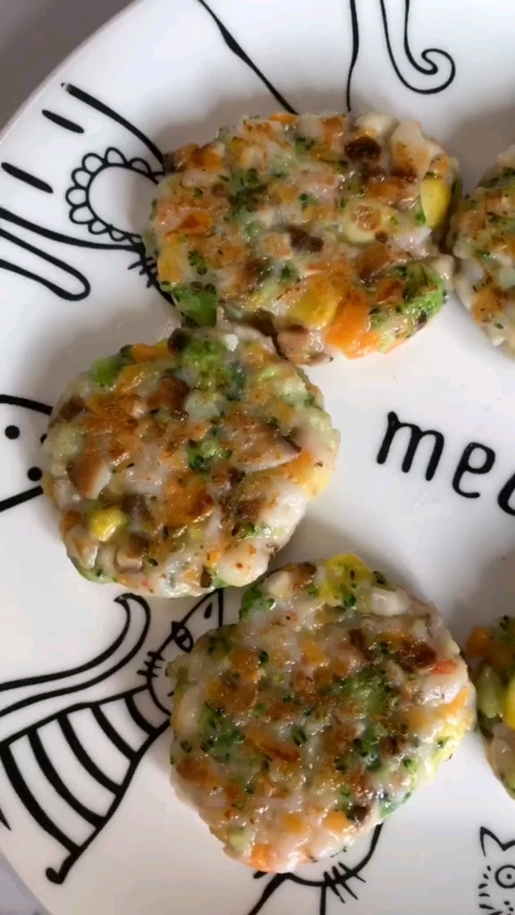 虾肉中含有较多蛋白质,是幼儿身体发育必须的营养物质。