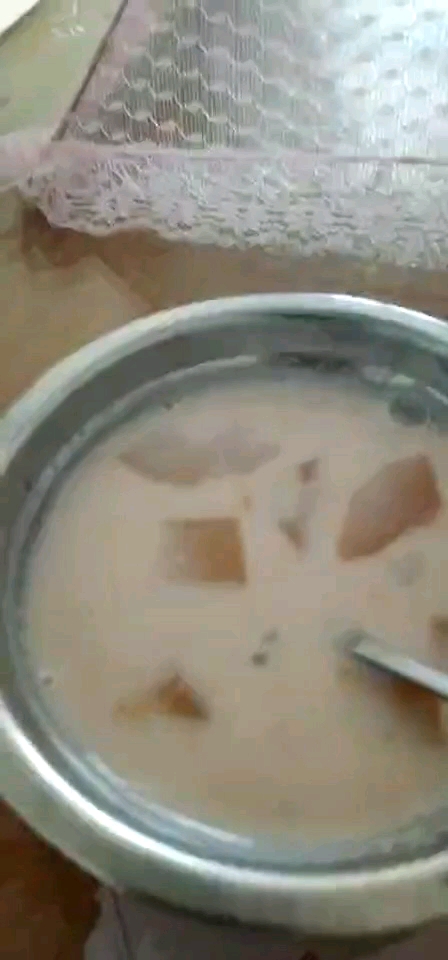 母亲给我做的木瓜牛奶炖桃胶糖水 吃的心很暖。