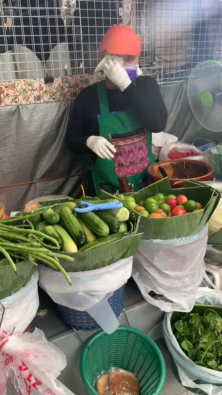 泰国万物皆可凉拌之凉拌黄瓜,加入虾臭了之后发酵的汁还有腌制过的生螃蟹太美味了