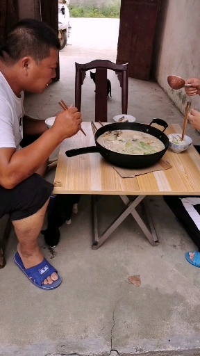 #农村# 孩子应该多吃鱼,胖头鱼炖豆腐做法简单,汤鲜味美,有时间可给孩做