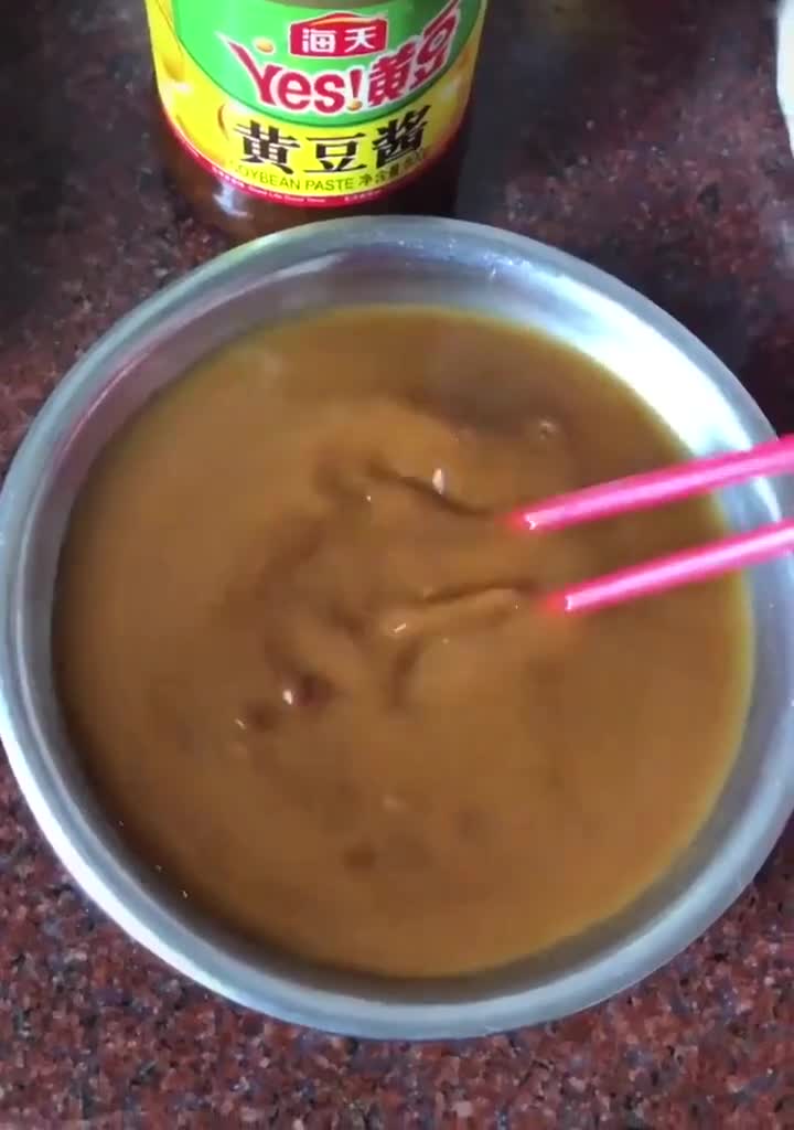黄豆酱别光沾着吃,试试这样做,老人小孩都爱吃!