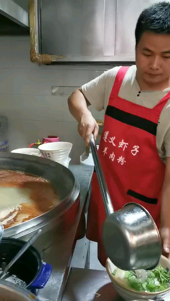 #好物推荐#贵州香林苑遵义羊肉粉羊肉粉培训师傅正在指导学员打粉!