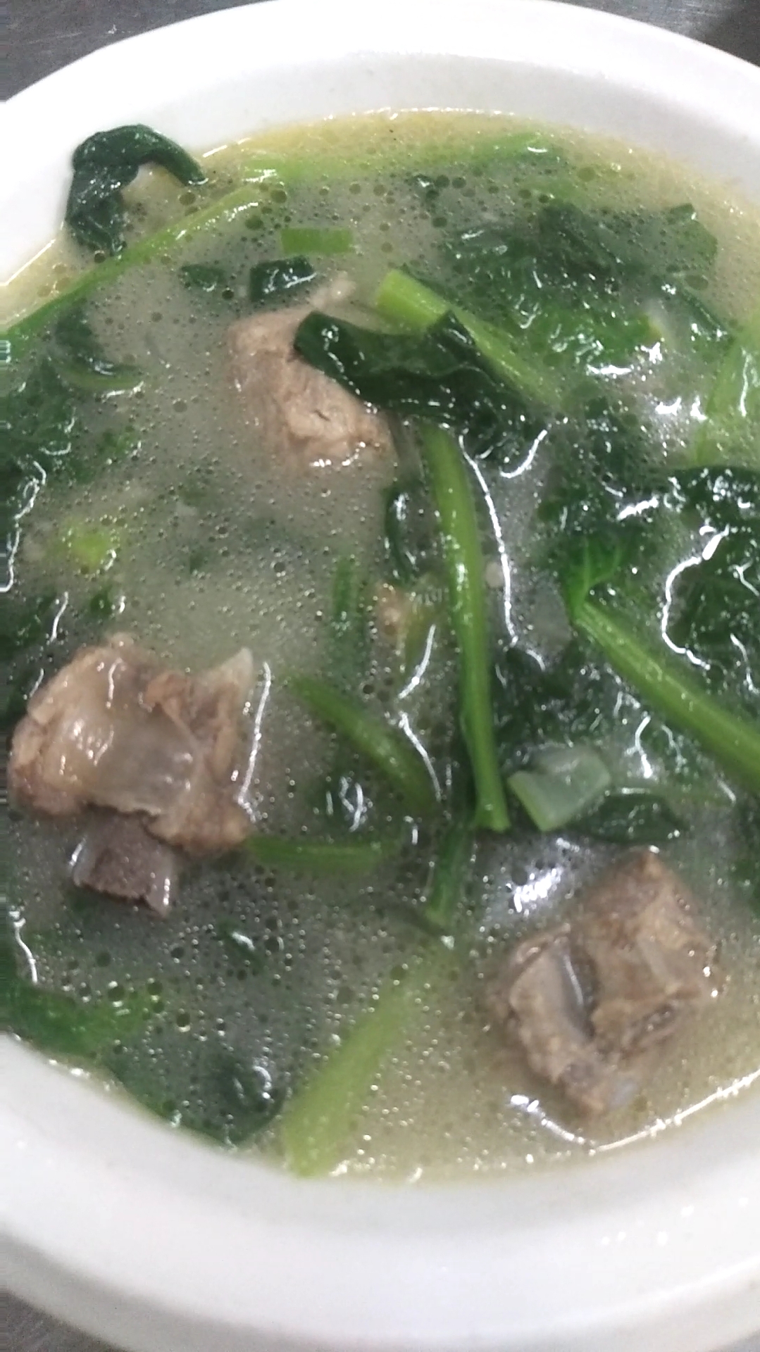 小白菜排骨汤好吃,绿色又美味。
