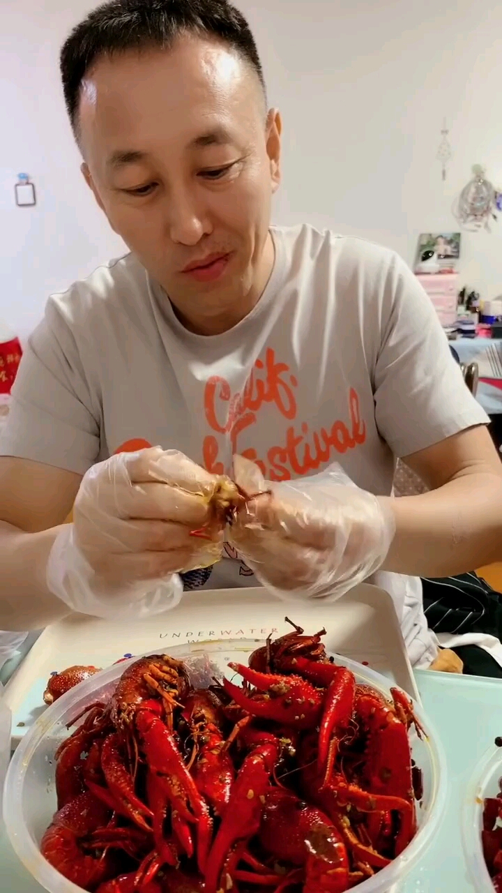 其实吃小龙虾就是吃个最小最便宜的。大的其实没有肉。壳子都空的。我觉得胡大不好吃。