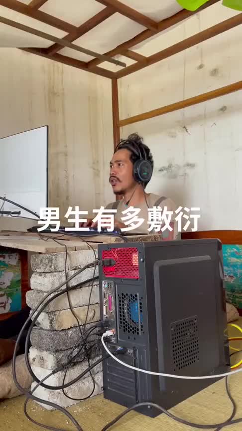 打游戏的男生有多敷衍美女吃鱼被鱼刺卡喉咙求安慰,结果男子回答尴尬!