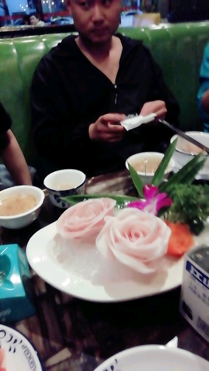 今天朋友过生日,吃猪肚鸡,头一次吃,还挺香的。