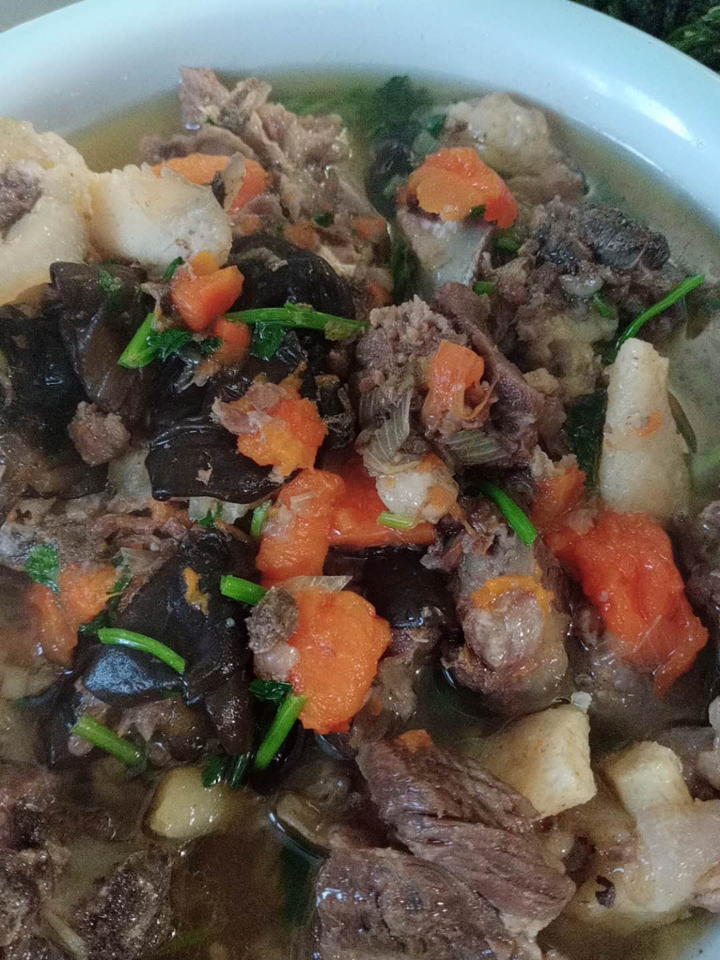 胡萝卜木耳炖牛肉汤鲜味美哦 放上切好的肉块,木耳胡萝卜葱,姜,大料再加入适量盐和