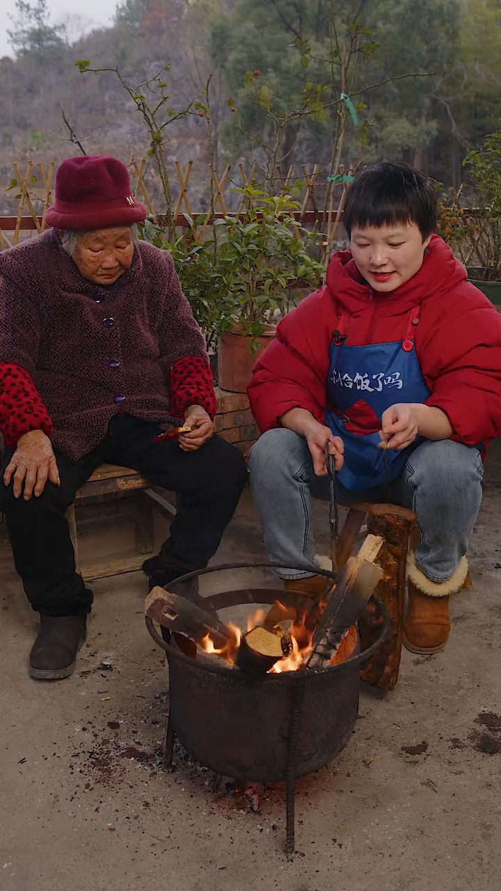 #美食#3个月前定制的土炕腊肉,今天终于下炕了。肥肉如琼脂,瘦肉红润紧致,腊香十足。