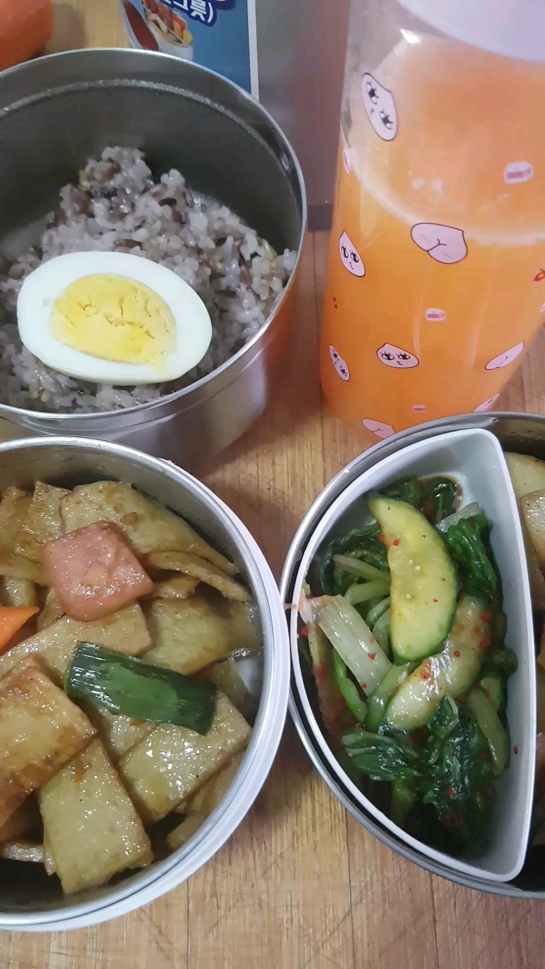 今天爱心盒饭,煎杏鲍菇,黄瓜小白菜凉拌,炒鱼饼,橙汁