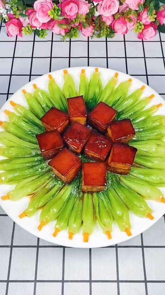 红烧肉,五花肉如许做肥而不腻,配上青菜更有食欲