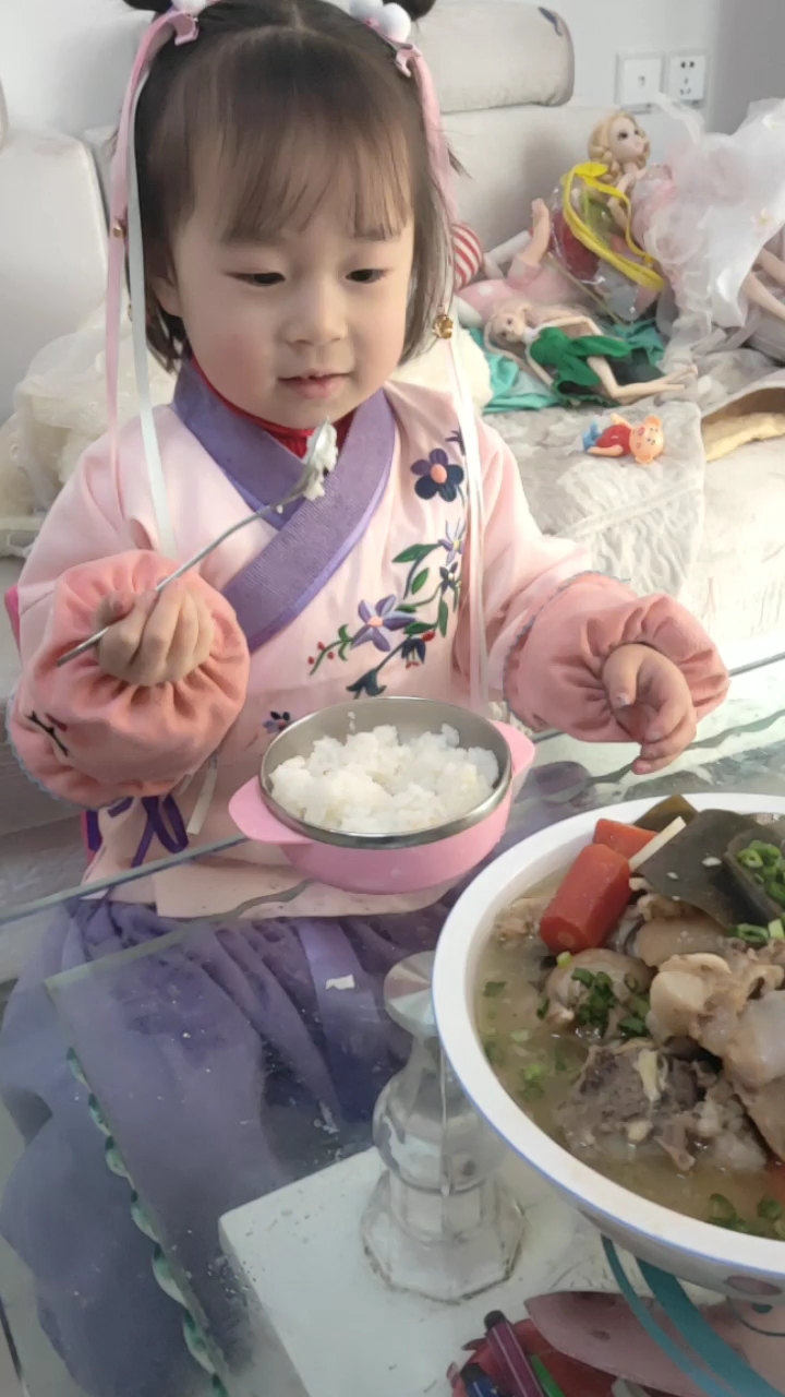 开饭咯,开饭咯,药补不如食补,春天小孩长高秘诀,猪蹄海带胡萝卜汤