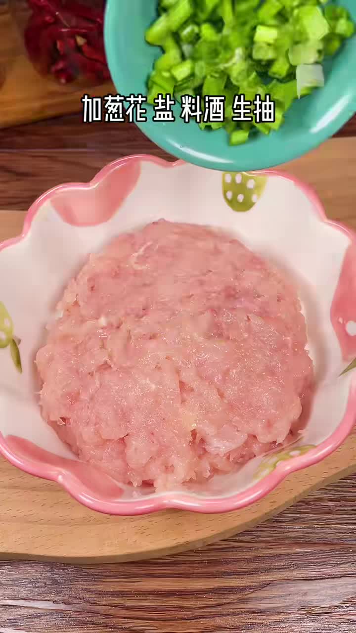 这个白菜鸡肉卷,鲜嫩多汁,#低卡又美味#减脂餐#鸡胸肉的神仙吃法@小助手236235