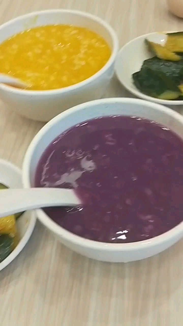 吃早餐了,紫薯粥,南瓜粥小米粥,配小菜,秦关面道