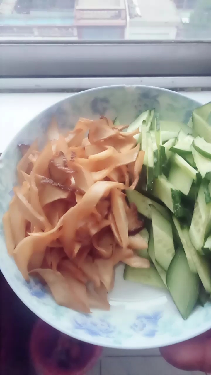 美极肉片脆瓜配鲍菇