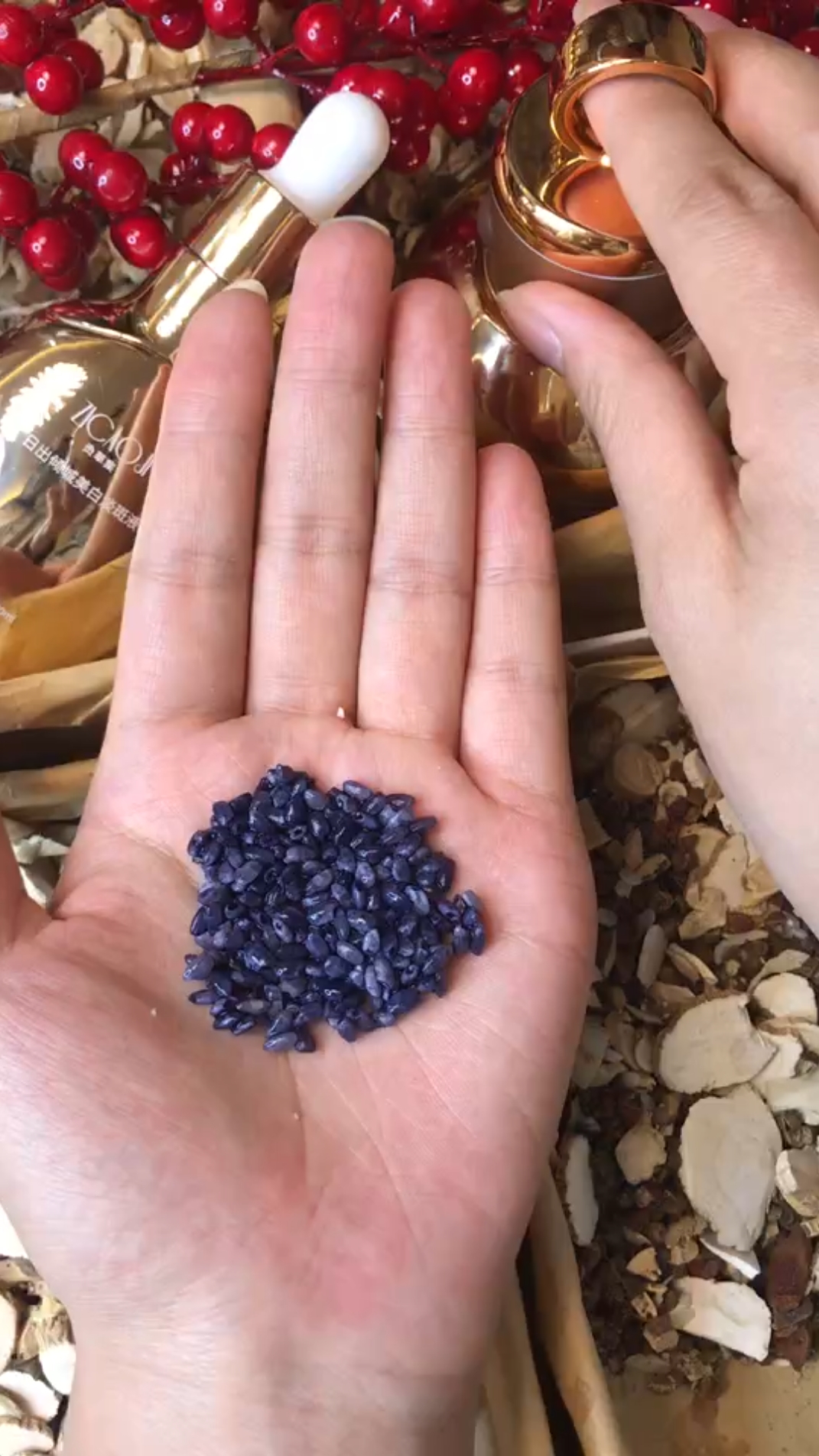 经朋友介绍这小东西,用不到一个月就把脸上的斑点去掉的这么干净,细纹也不见了,真的