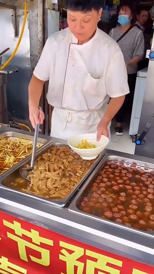 #美食记#特色羊肉汤四味菜,丸子酥肉面筋黄花菜～加上羊肉汤,味道好的很