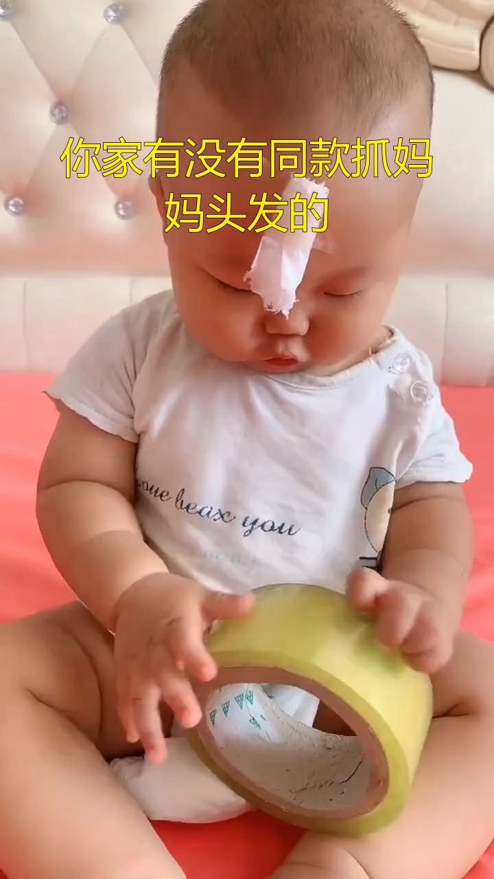 你家有没有同款抓妈妈头发的