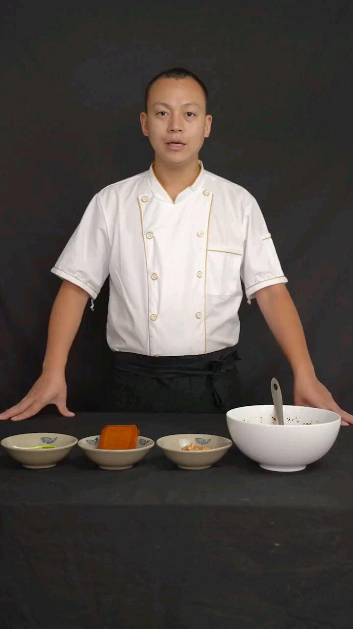 这盘菜五色俱全,让我忍不住口水直流。再看看其它菜,让我眼花缭乱#舌尖上的中国 舌